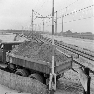 837024 Afbeelding van de werkzaamheden aan de spoorlijn tussen Schiedam en Delft, ter hoogte van Schiedam.